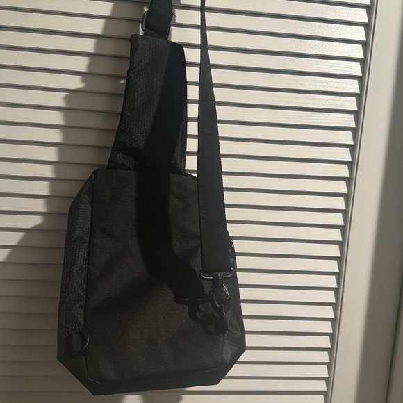 NWT Reebok Multi Pockets Black Athletic Crossbody Bag. - Picture 6 of 7